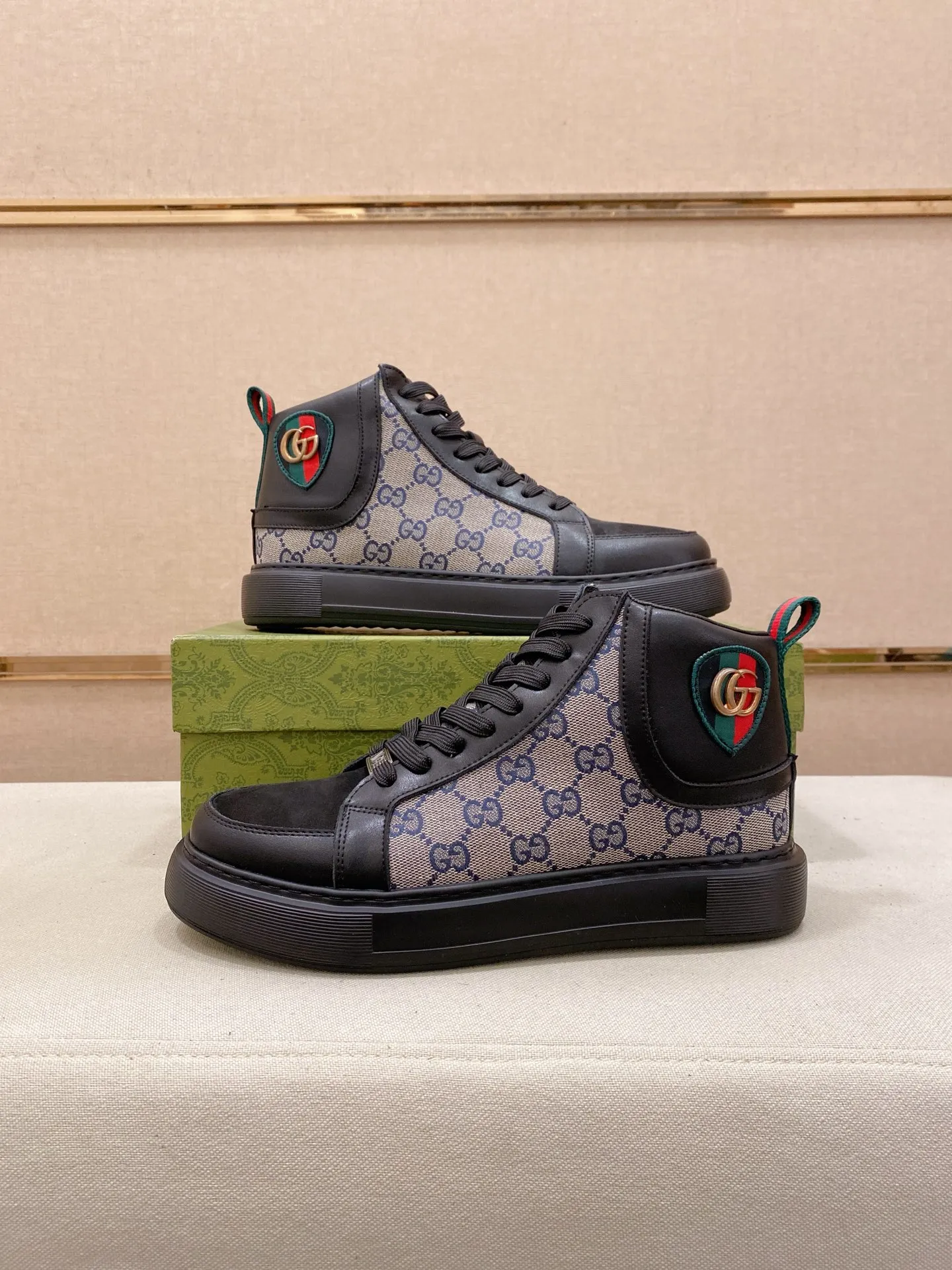 Factory price: 442💰 (GUCCI) The latest model from the official website🎁🎁Casual and fashionable men's shoes👟, hot style💥The style is simple and elegant, exclusive for trendy men. Unique official website's latest brand elements👑original Gucci decoration, fashionable and generous, the fabric is original cowhide ✅sheepskin lining, the official website specifies wear-resistant casual outsole, the classic model is taken in kind at the counter🎬38-44 (can be customized for 45 non-refundable)